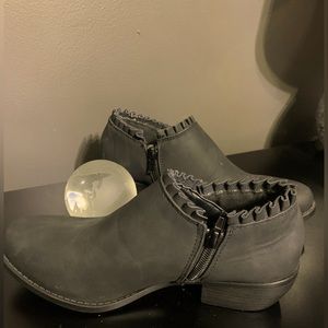 Sweet 🖤 Low Cut Boots, Black, Size 7.